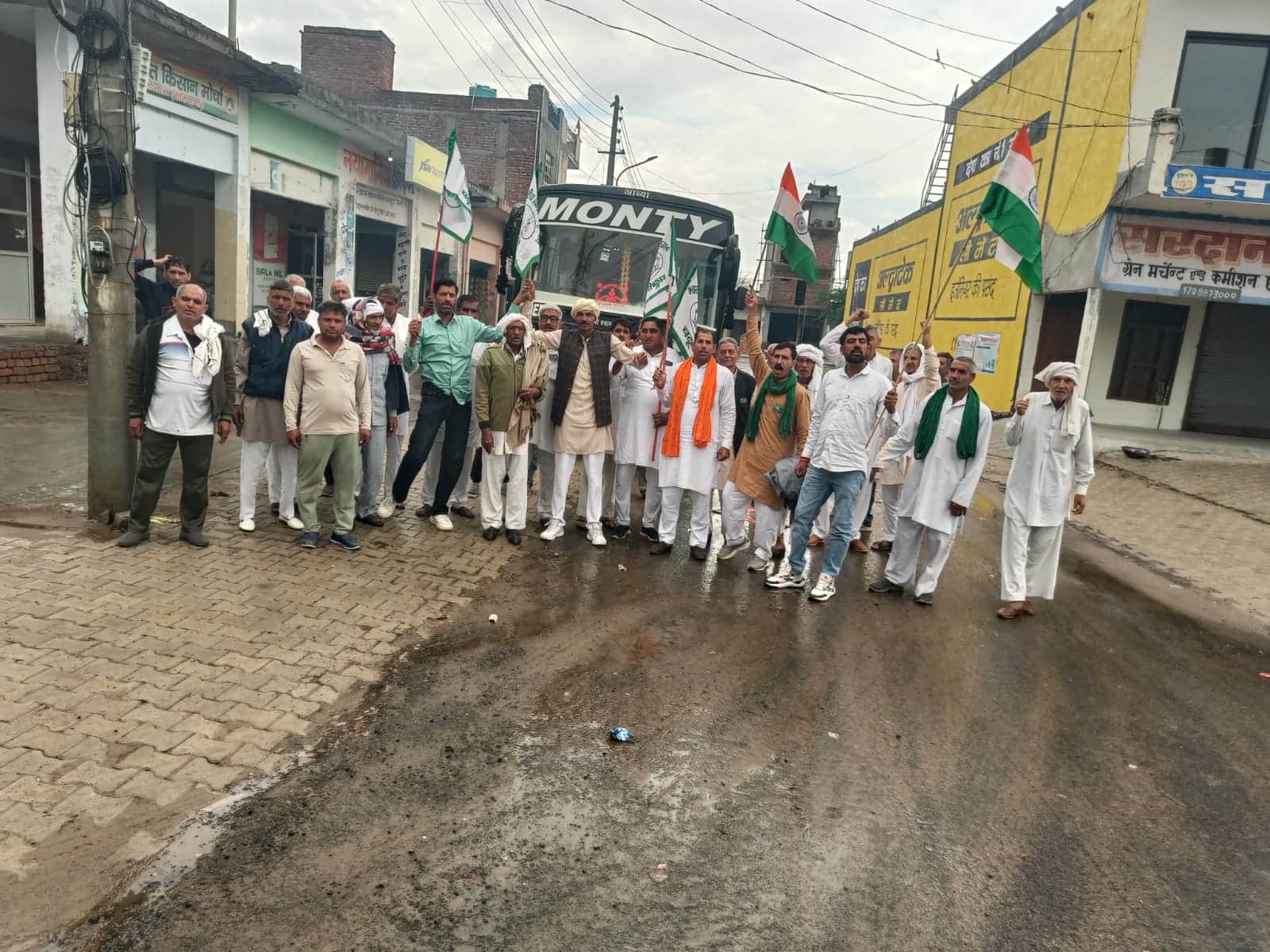 राष्ट्रीय किसान पंचायत में भागीदारी के लिए कस्बे से रवाना होते हुए किसान।