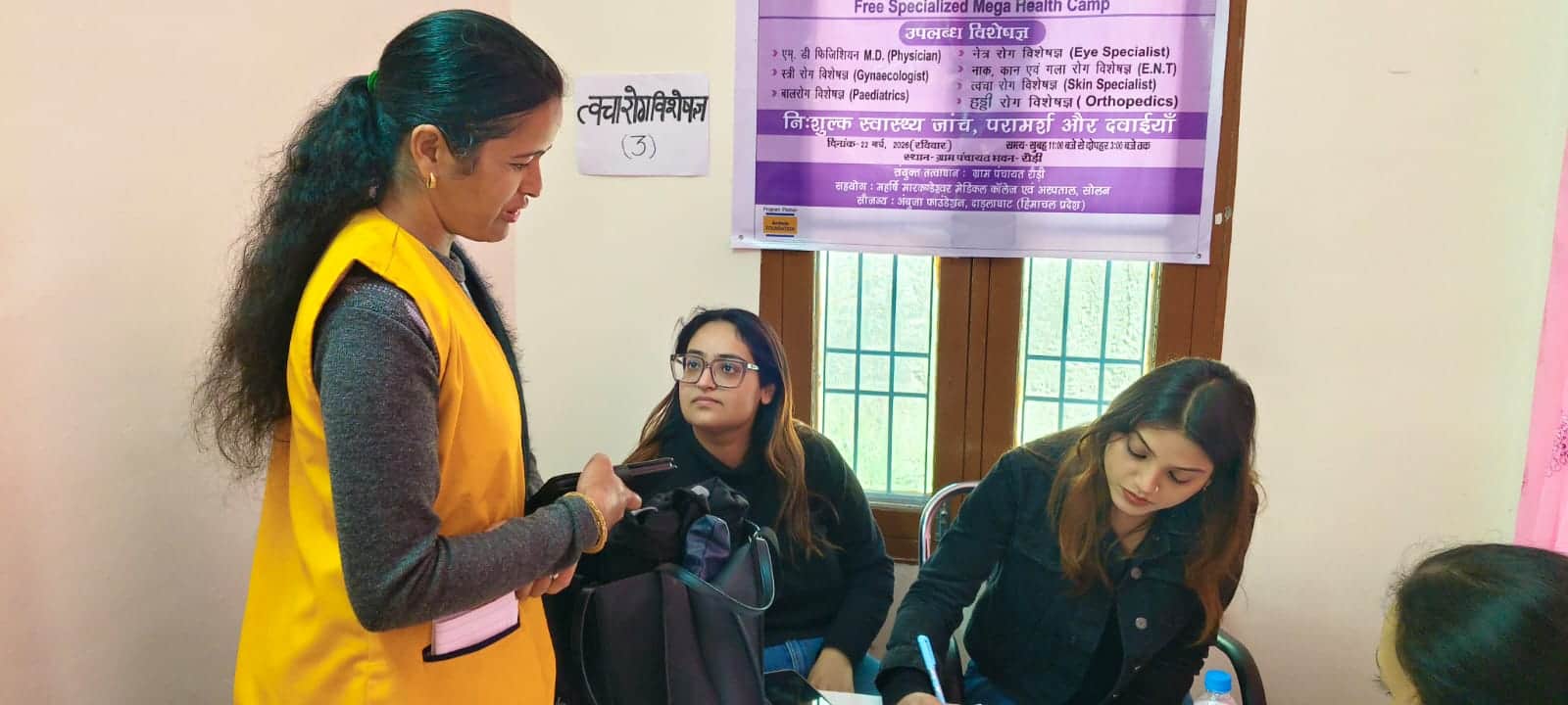 रौड़ी पंचायत भवन में आयोजित स्वास्थ्य शिविर के दौरान मरीजों की जांच करते डॉक्टर