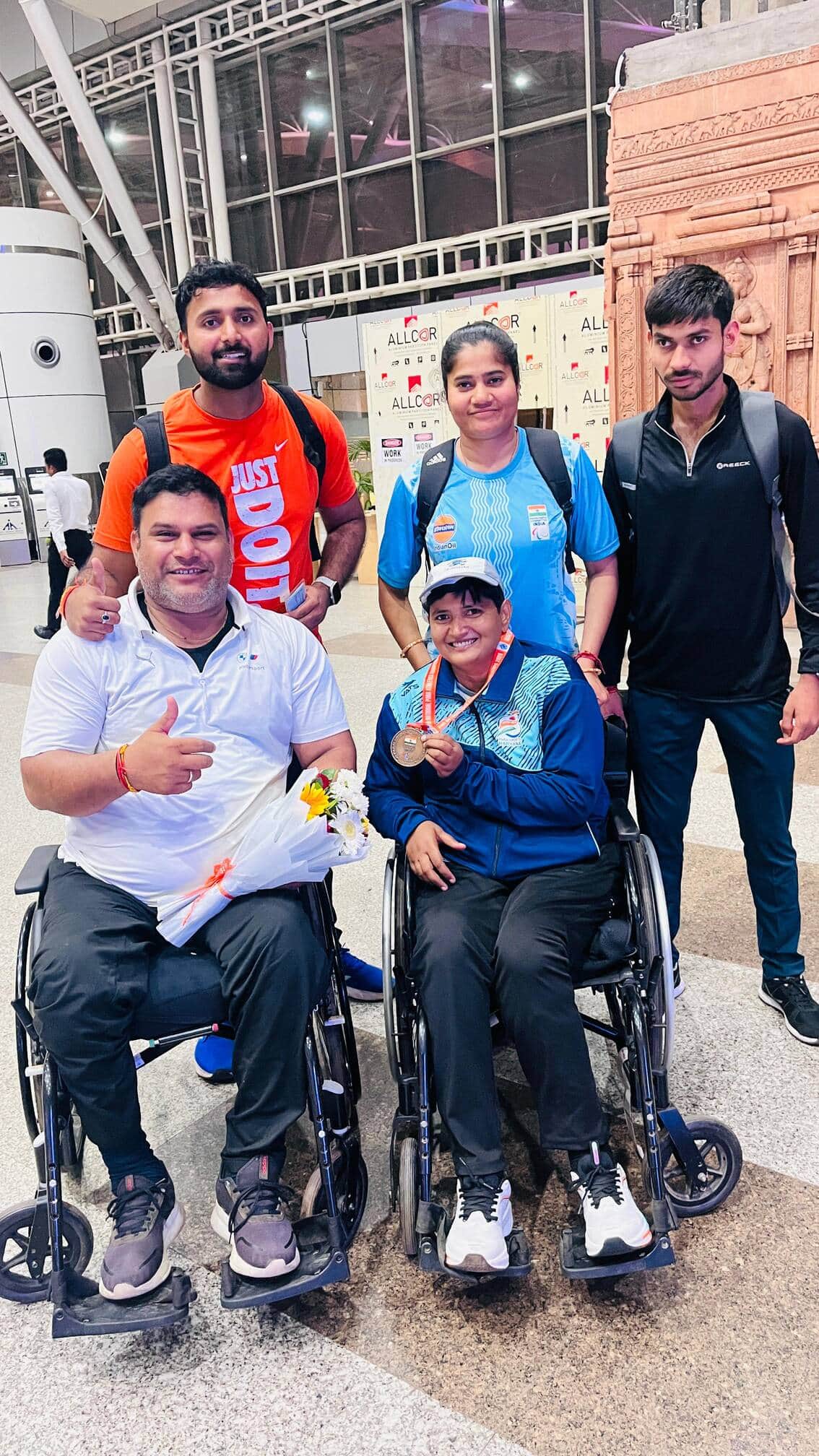 रेवाड़ी। अपने कोच टेकचंद के साथ खिलाड़ी सरला देवी और तमन्ना। स्रोत: कोच