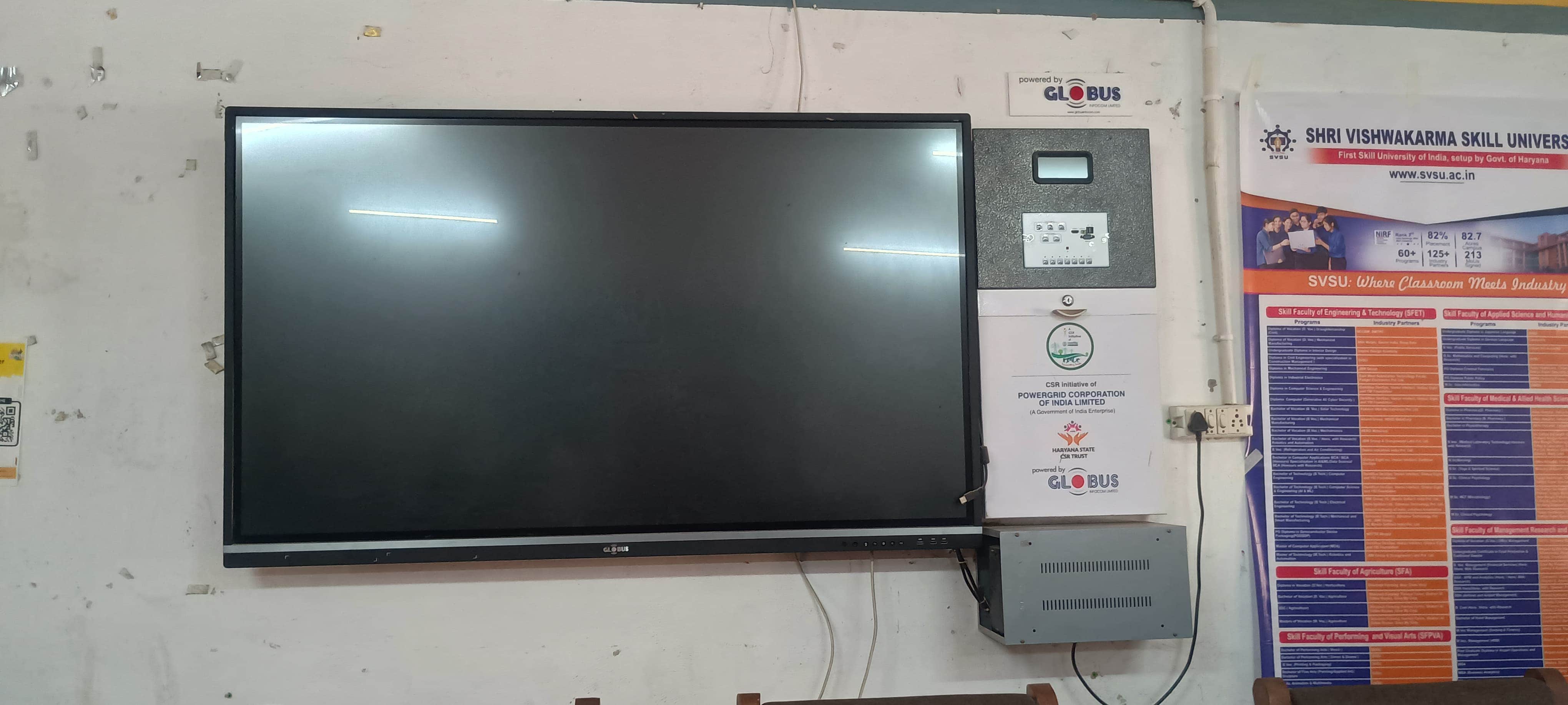 रेवाड़ी। बिठवाना स्थित पीएमश्री विद्यालय के कक्ष में लगा डिजिटल बोर्ड। संवाद