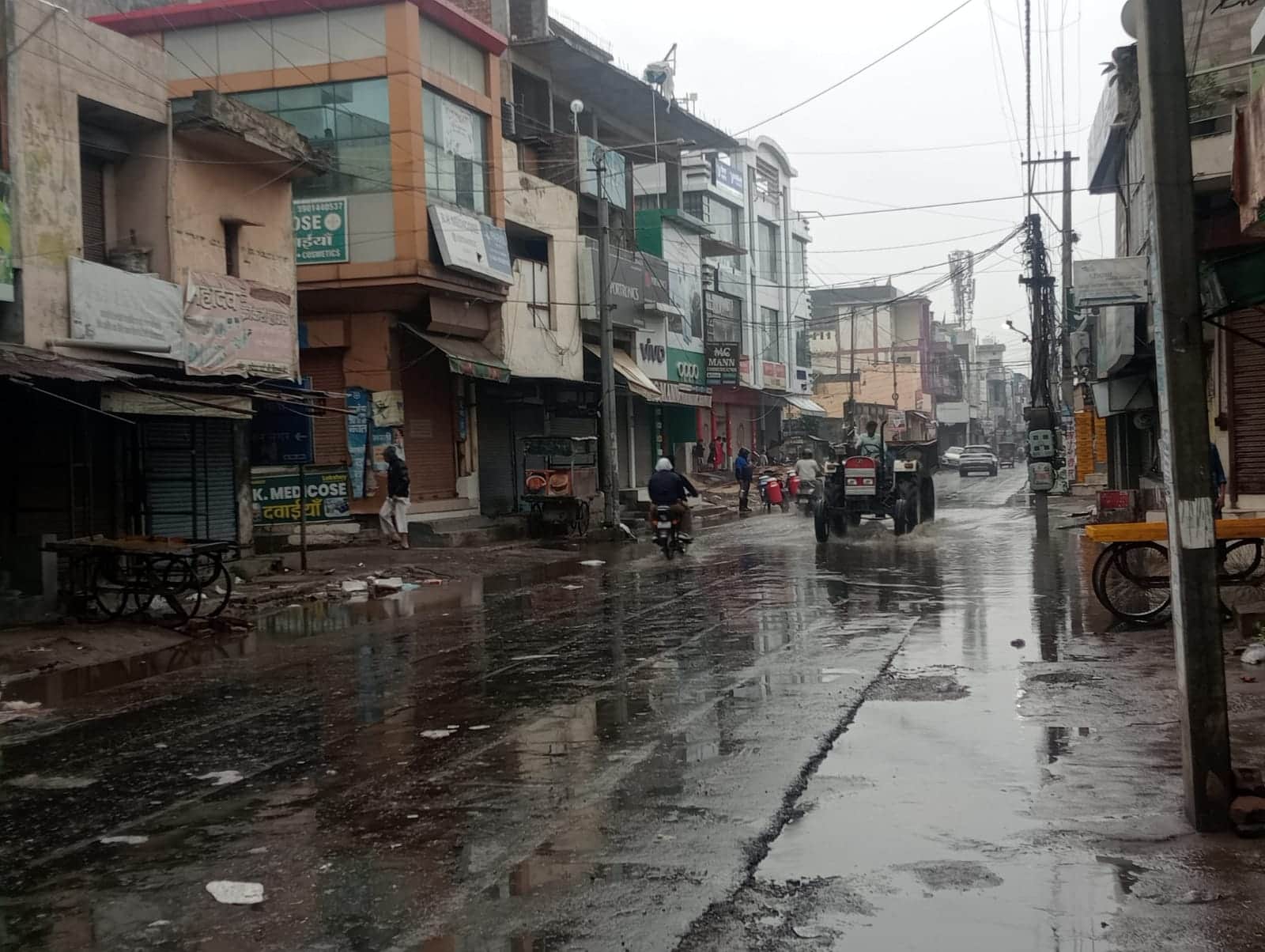 सुबह बारिश के दौरान ओल्ड डीसी रोड से गुजरते वाहन। संवाद