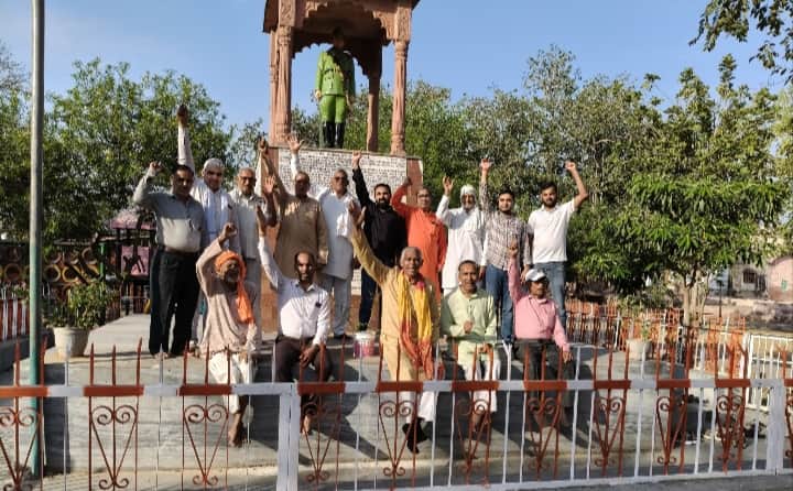 सुभाष चंद्र बोस पार्क में एकत्रित हुए गणमान्य। स्रोत : संस्था