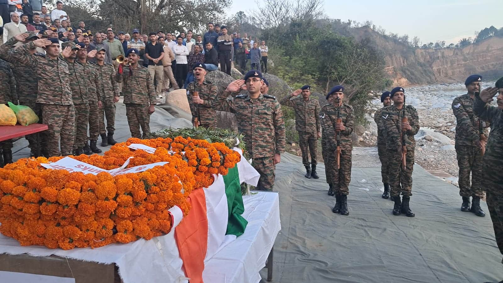 सूबेदार रिपिम चौधरी को अंतिम विदाई देते सेना के जवान। -स्रोत : जागरूक पाठक