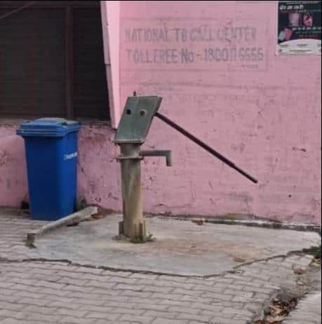 सीएचसी खलीलाबाद में खराब पड़ा इंडिया हैंडपंप।  