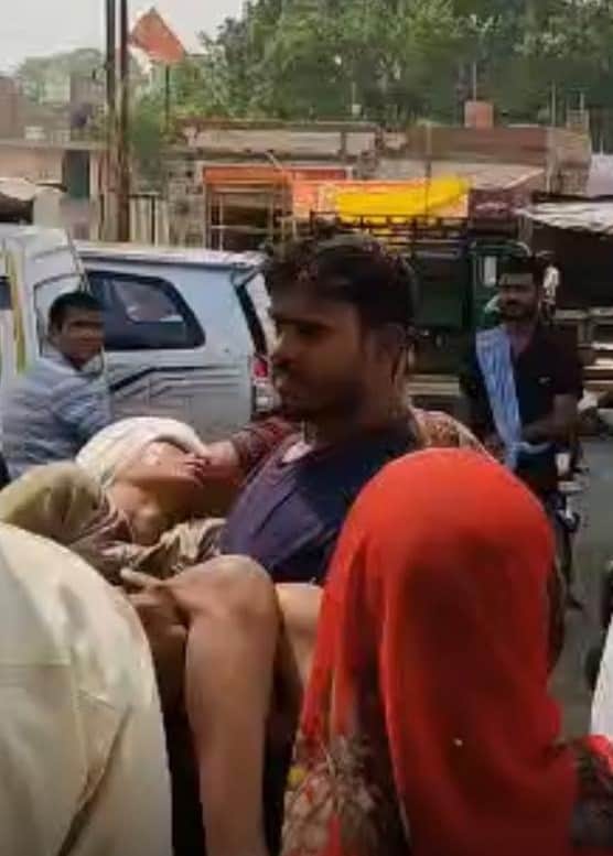 सहजन तोड़ते समय बिजली के करेंट से घायल को अस्पताल ले जाते लोग। संवाद