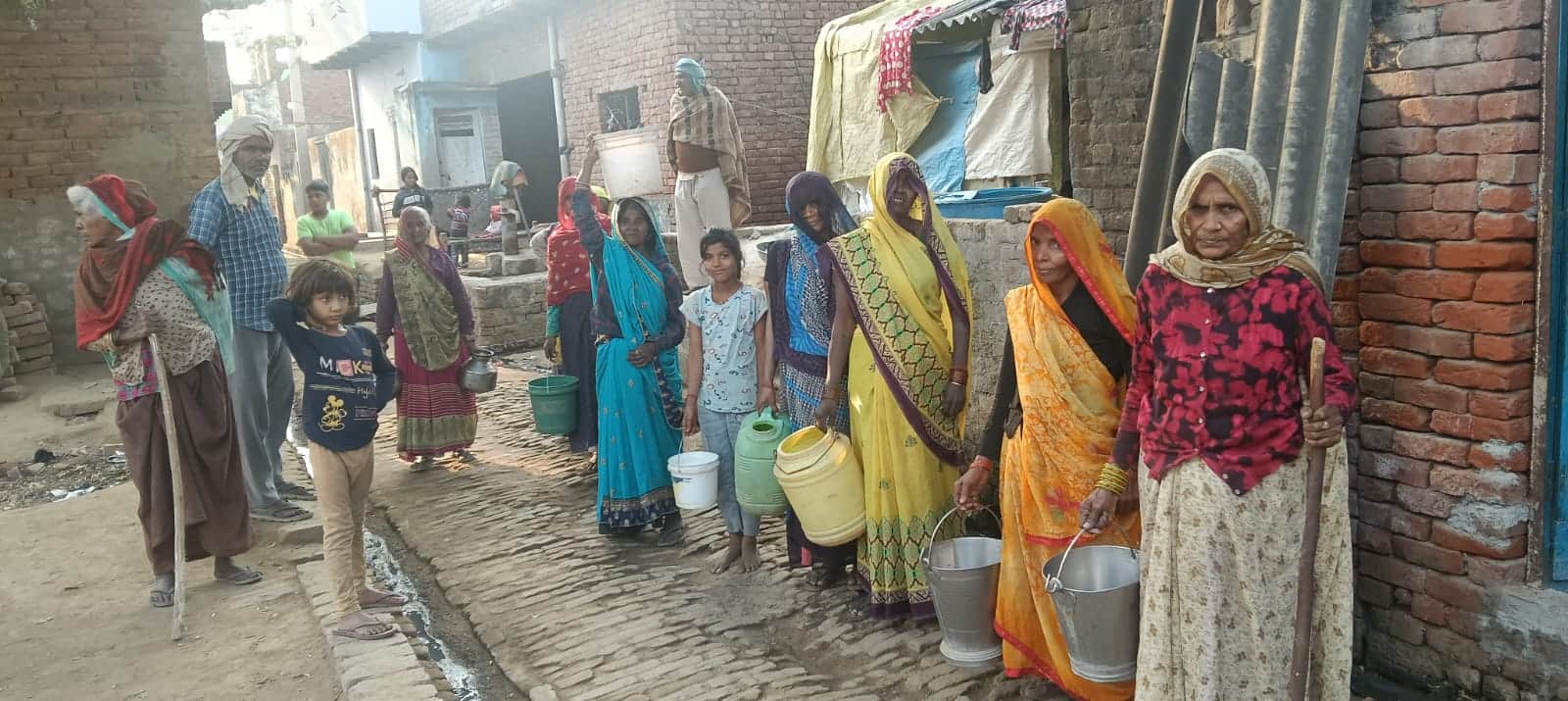 सहपऊ के नौगांव में पानी भरने जातीं महिलाएं। संवाद 