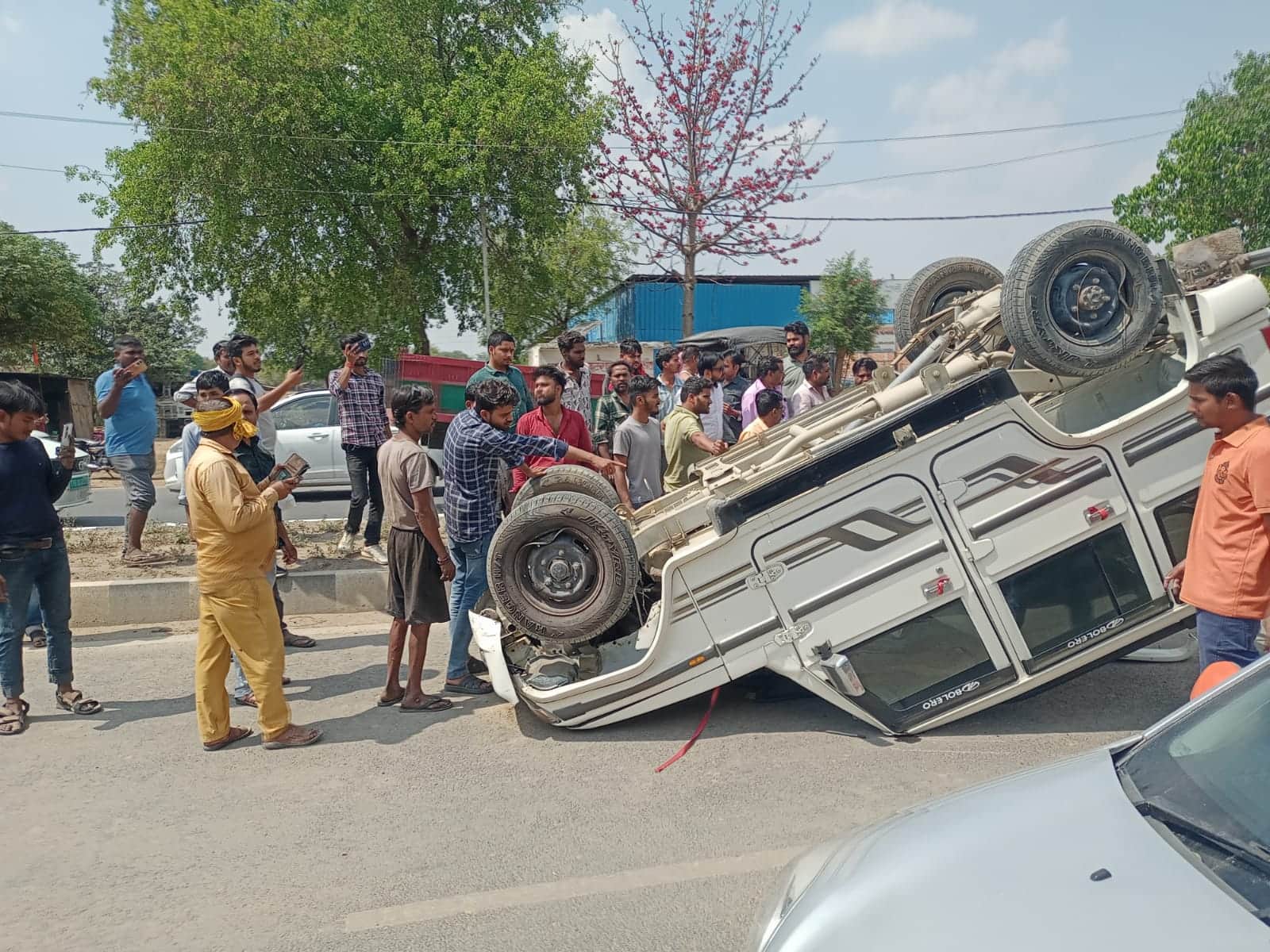सहसों के भोपतपुर गांव के सामने अनियंत्रित बोलेरो पलटी चालक घायल।