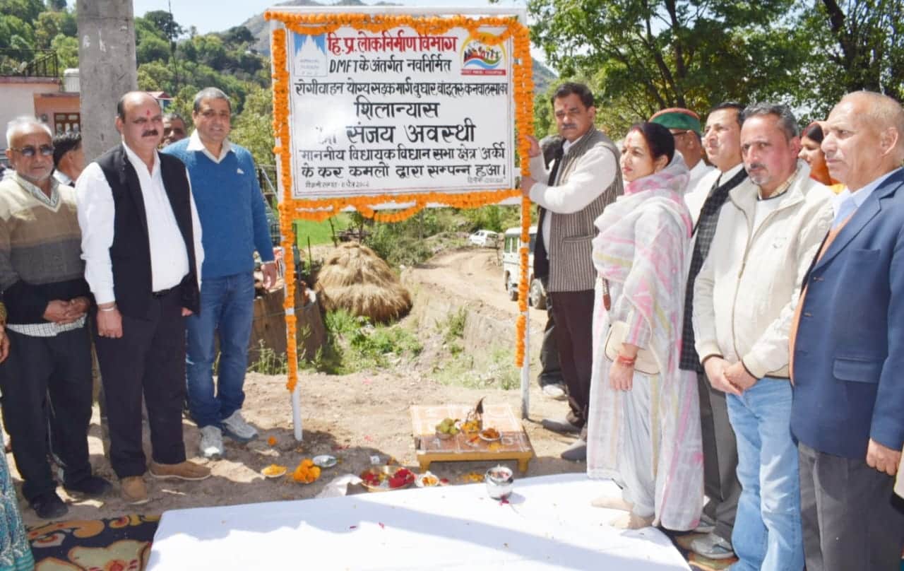 संजय अवस्थी चाखड़ में विकास कार्यों की आधारशिला रखते हुए।