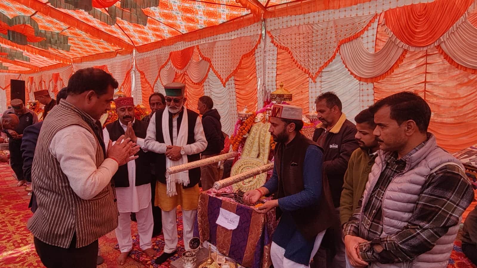 संजय अवस्थी एसडीटीओ प्रांगण में आयोजित देव जातर में देवताओं का आशीर्वाद लेते हुए