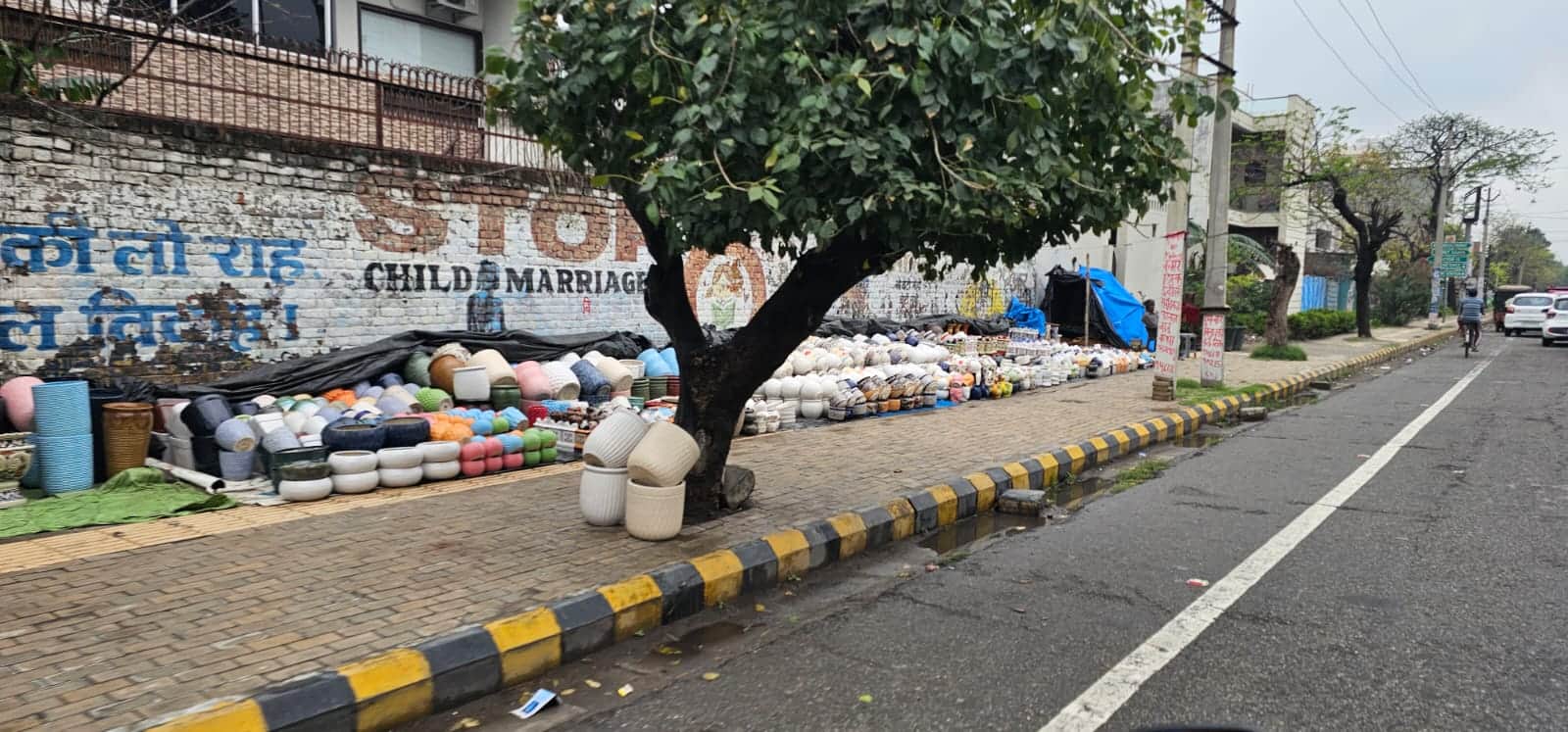 सेक्टर 13 में फुटपाथ पर रखे गमले संवाद