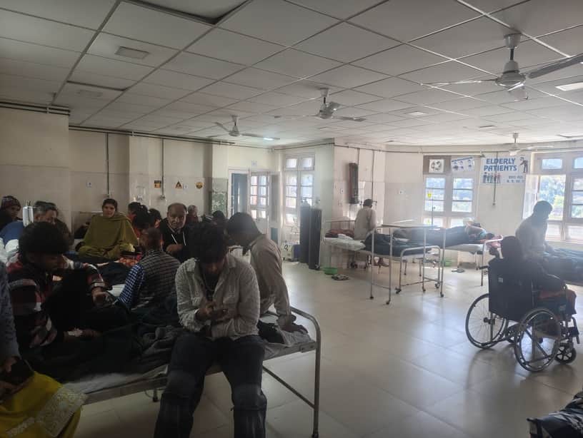 सोलन के क्षेत्रीय अस्पताल की मेडिसिन वार्ड में उपचार करवाने पहुंचे मरीज। संवाद