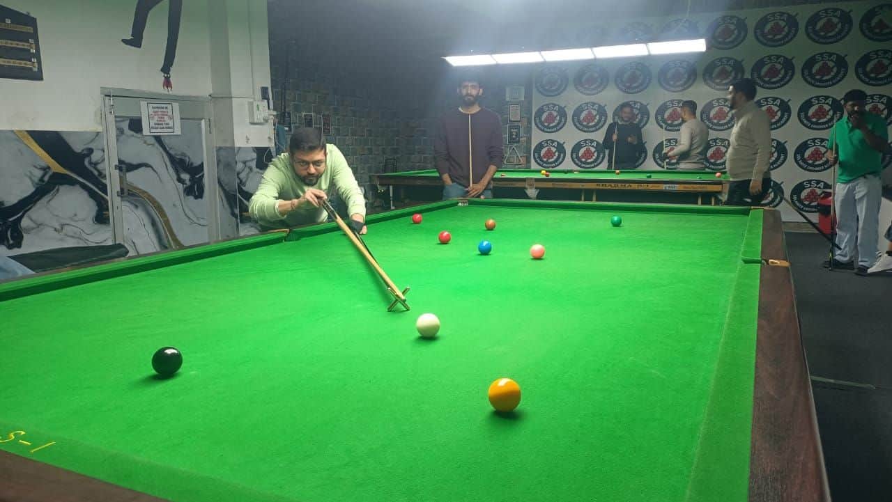 सोलन के सोलानाइट स्नूकर अकादमी में टूर्नामेंट के दौरान स्नूकर खेलता खिलाड़ी। स्रोत: आयोजक