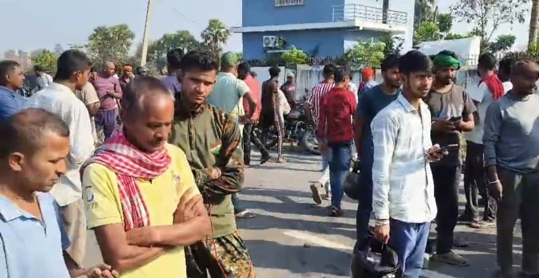 सड़क दुर्घटना के बाद सड़क जाम करते परिजन