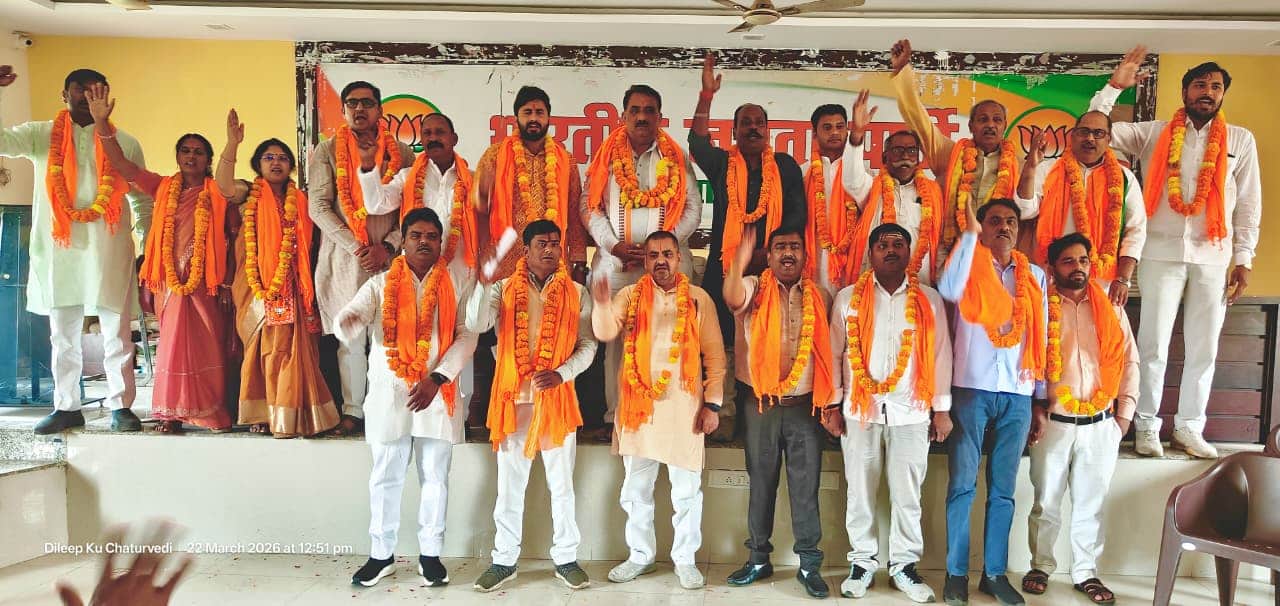 सिविल लाइंस स्थित भारतीय जनता पार्टी कार्यालय में गंगा पार   के नव निर्वाचित पदाधिकारियों का हु