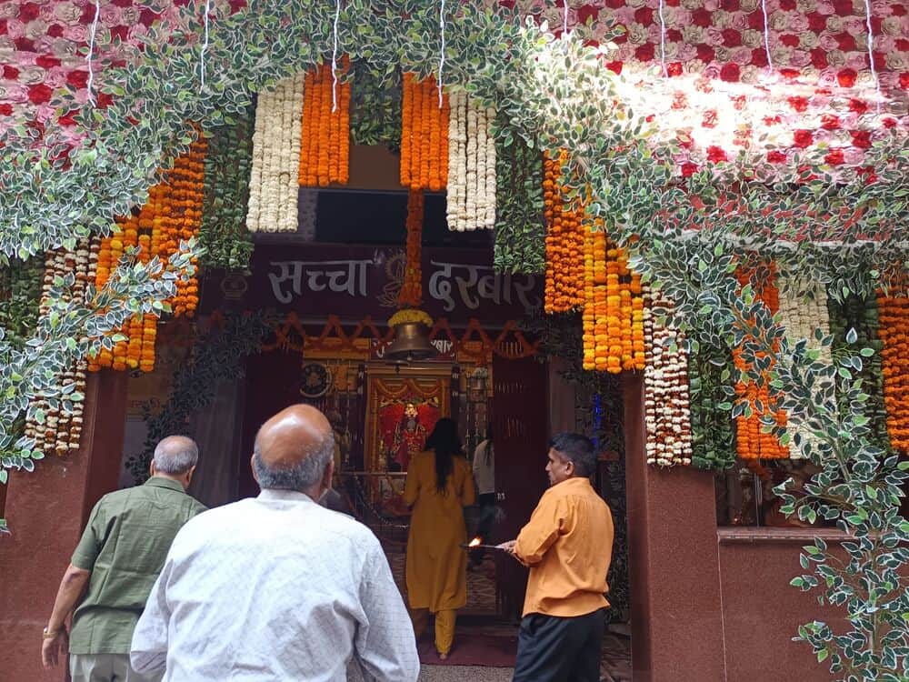 सेवरही मे चैत्र नवरात्र मे पूजा करते श्रद्धालु। संवाद