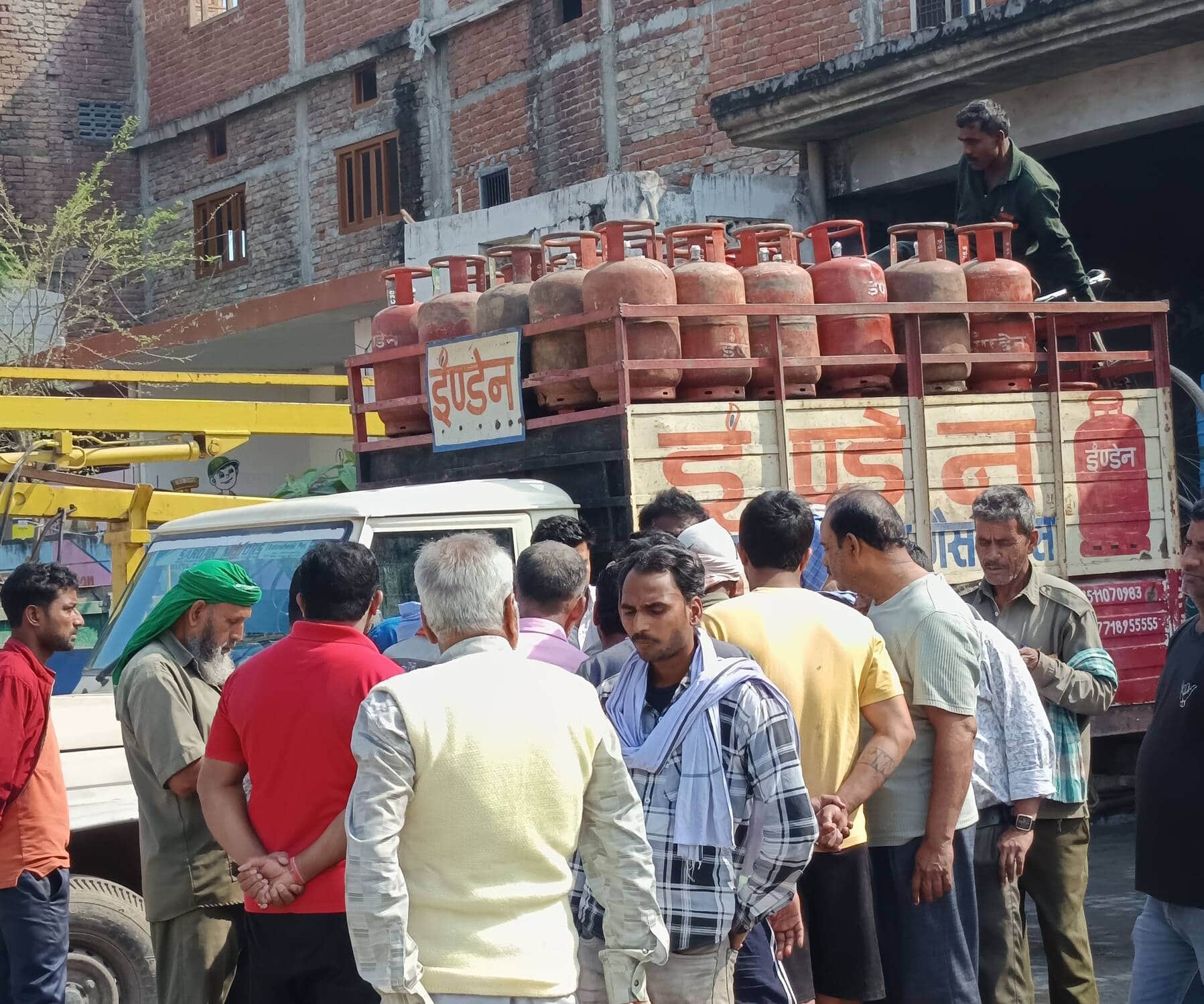 सेवरही मे होम डिलवरी के गैस उठान करते वितरक। सोशल मीडिया