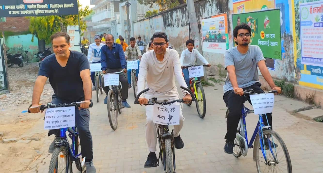 स्वास्थ्य जागरूकता साइकिल यात्रा में शामिल लोग। स्रोत संगठन