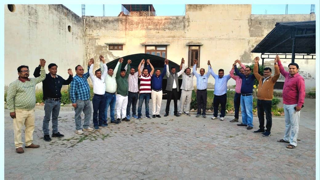 शाहजहांपुर में बैठक के बाद एकजुटता दिखाते प्राथमिक व जूनियर हाईस्कूल के शिक्षक। स्रोत: संगठन