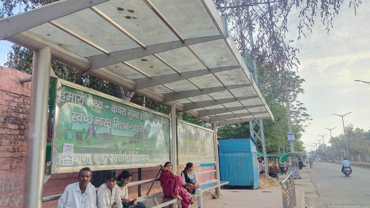 शहर के भट्टू स्टैंड पर बस का इंतजार करतीं सवारियां। संवाद