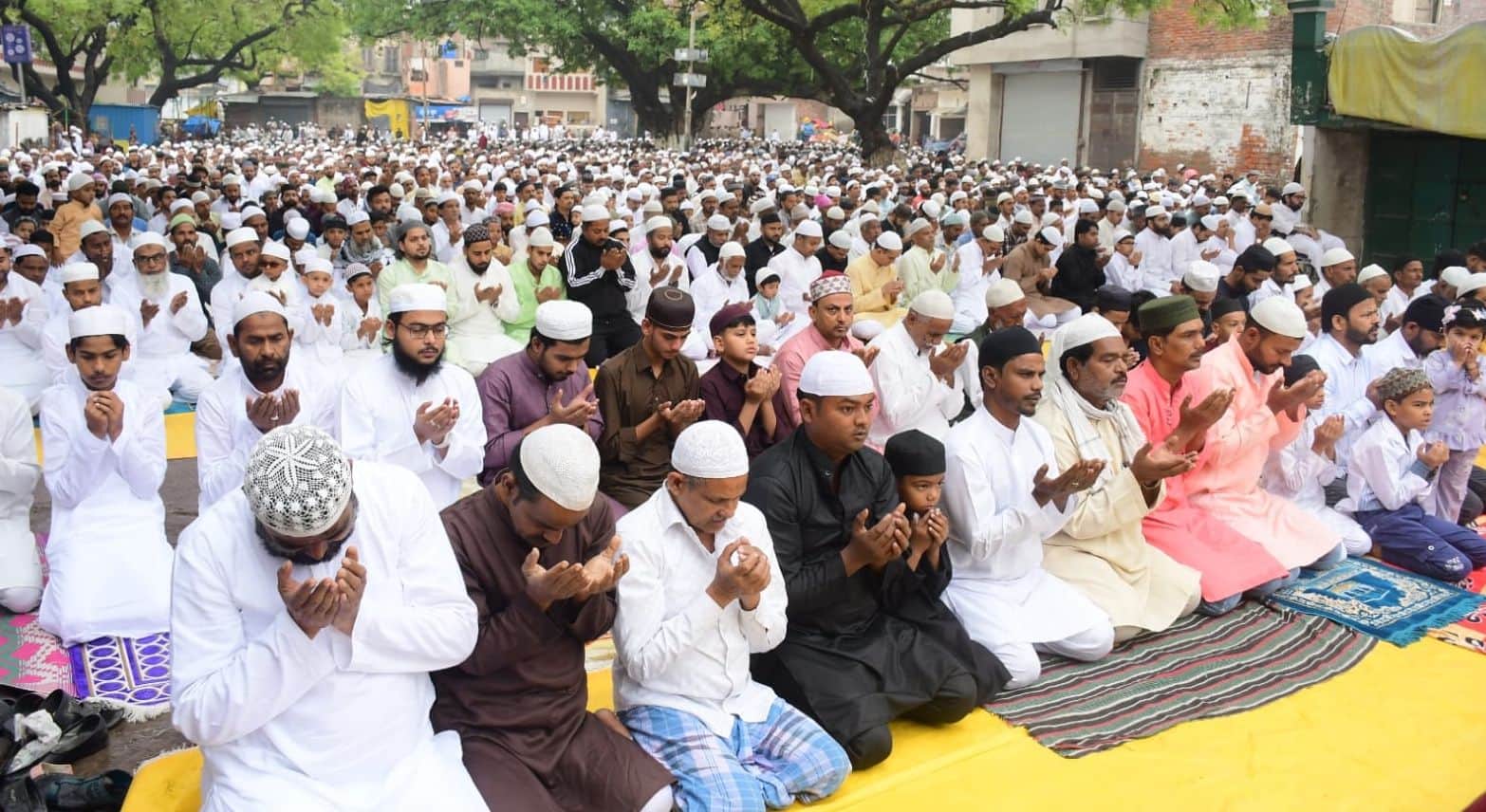 शहर की ईदगाह में शनिवार को नमाज अदा करते लोग।