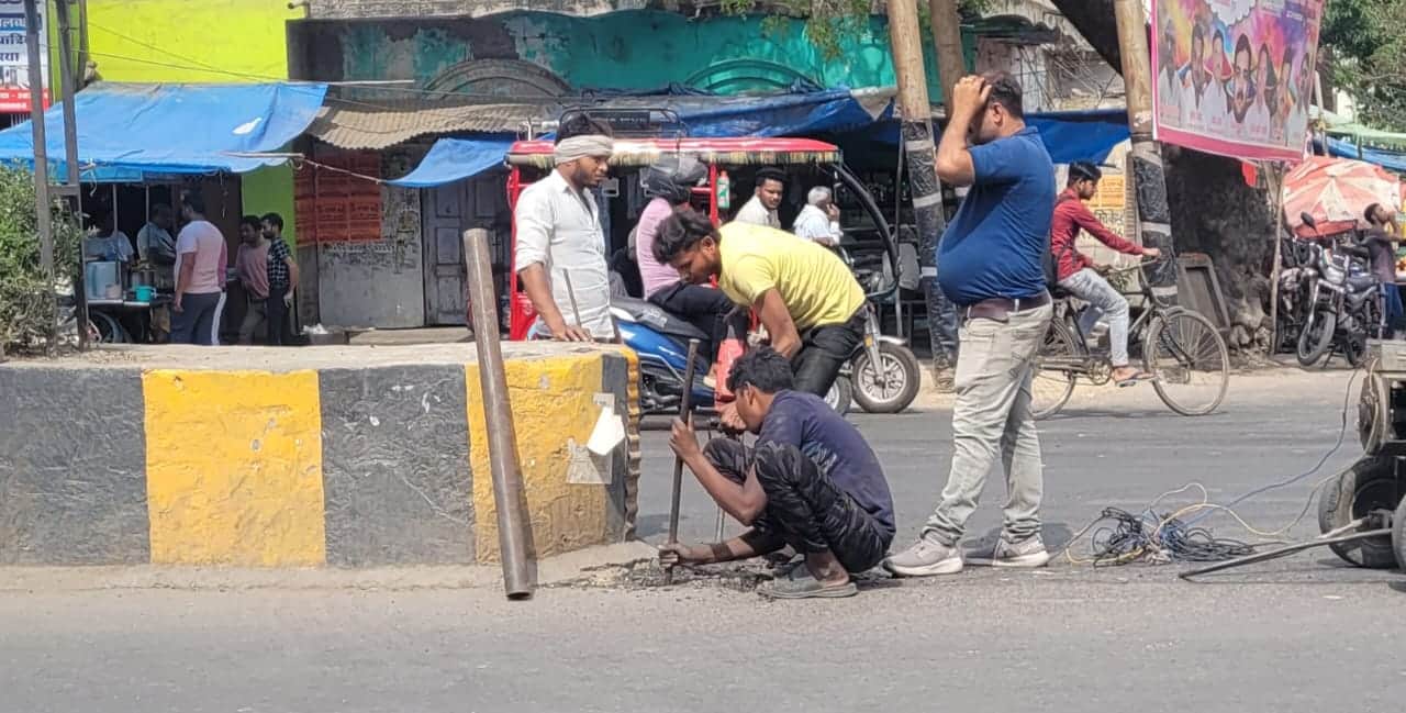 शहर के जीटी रोड पर डिवाइडर के पास डेलीनेटर लगाते कर्मचारी। संवाद