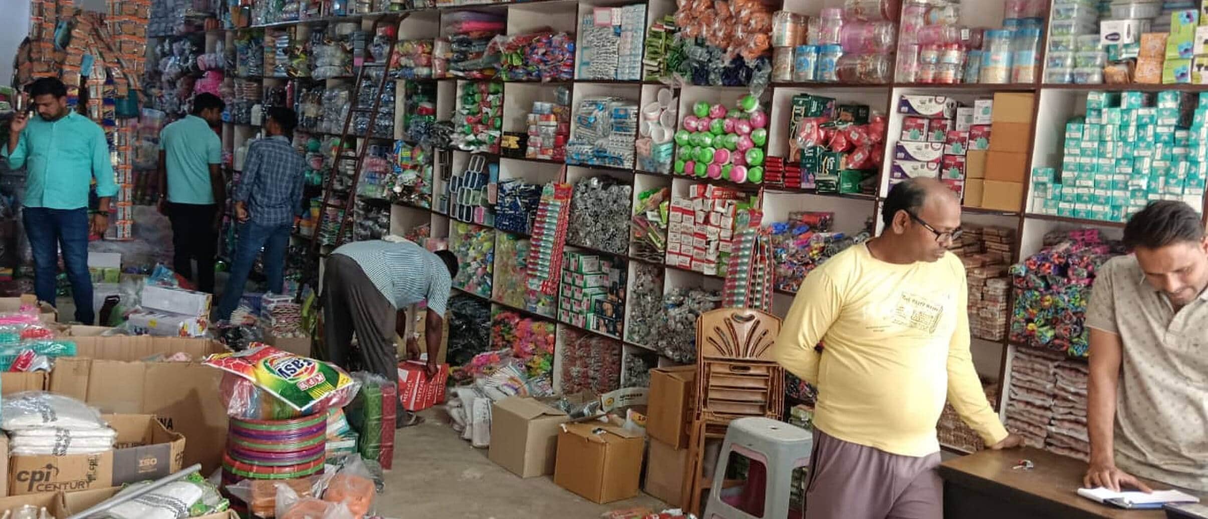 शहर के मुरादाबाद वार्ड में प्लास्टिक उत्पादों की खरीदारी करते ग्राहक।