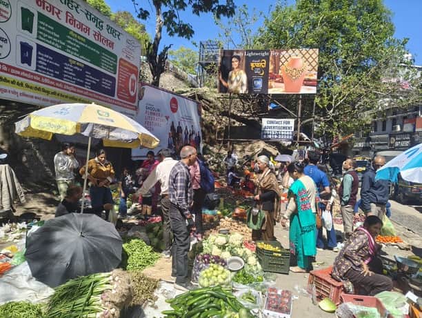 शहर के पुराने बस स्टैंड के पास लगी सब्जी मंडी में खरीददारी में जुटे लोग। संवाद