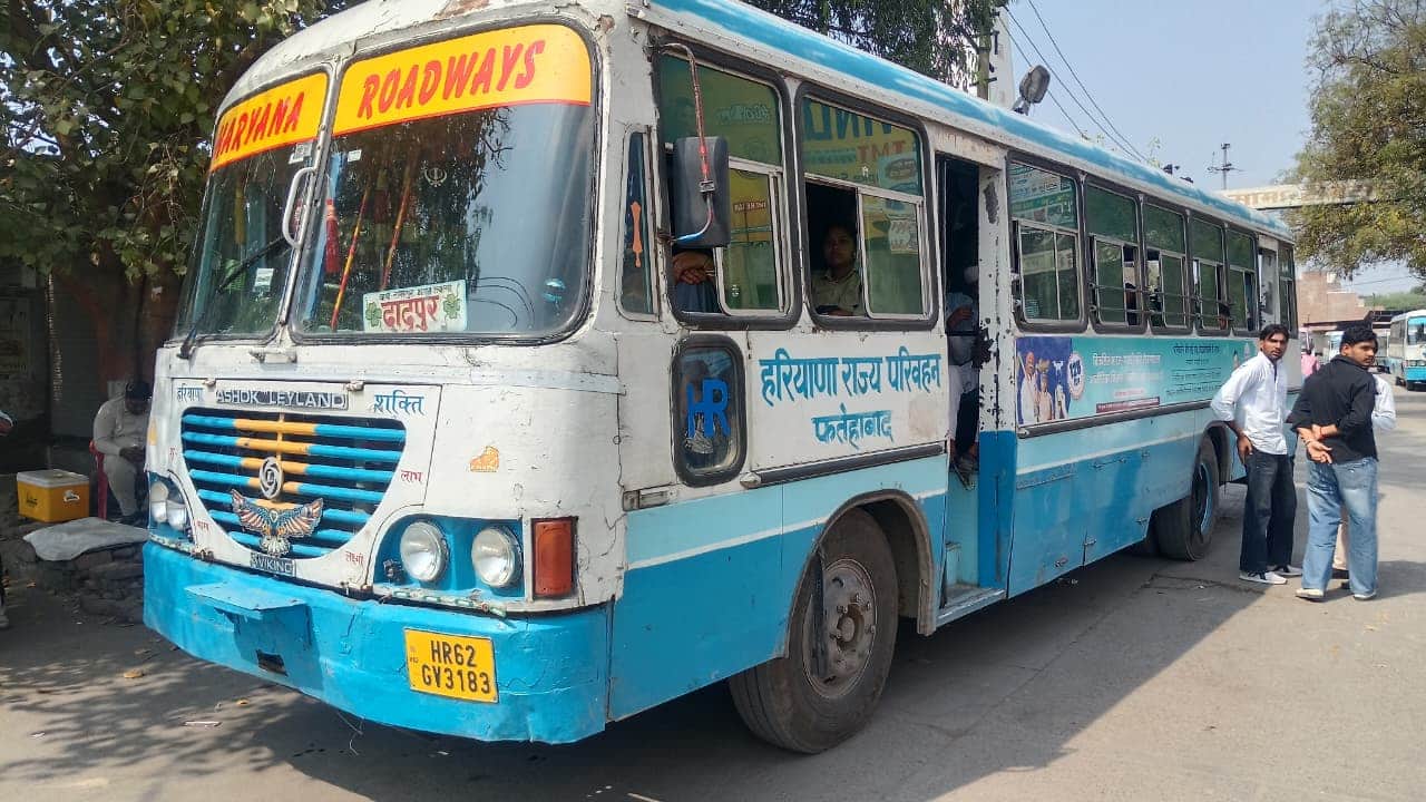 शहर के पुराने बस स्टैंड से गांव दादुपुर के रवाना होती बस। संवाद