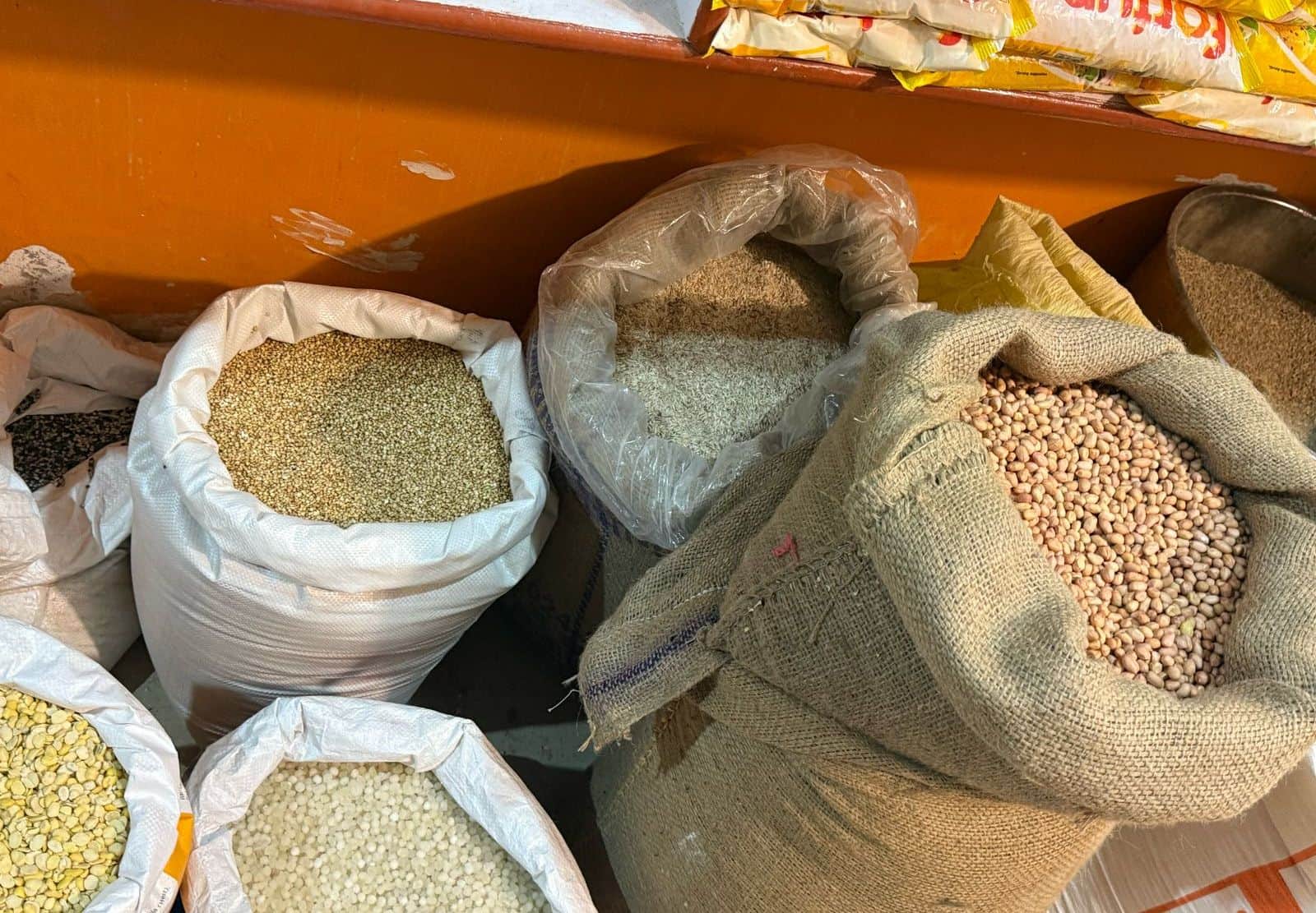 शहर के दुकान रखा हुआ फलाहार के सामान। संवाद