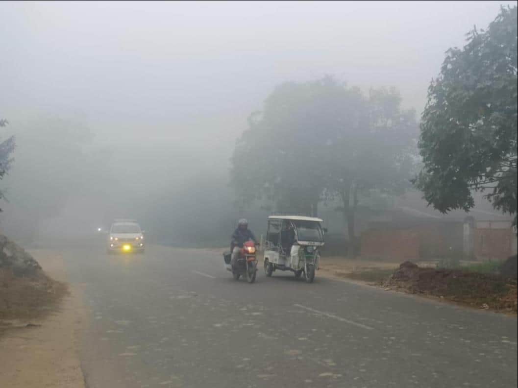 शहर के धनघटा रोड पर कोहरे के साथ छाए बादल। संवाद