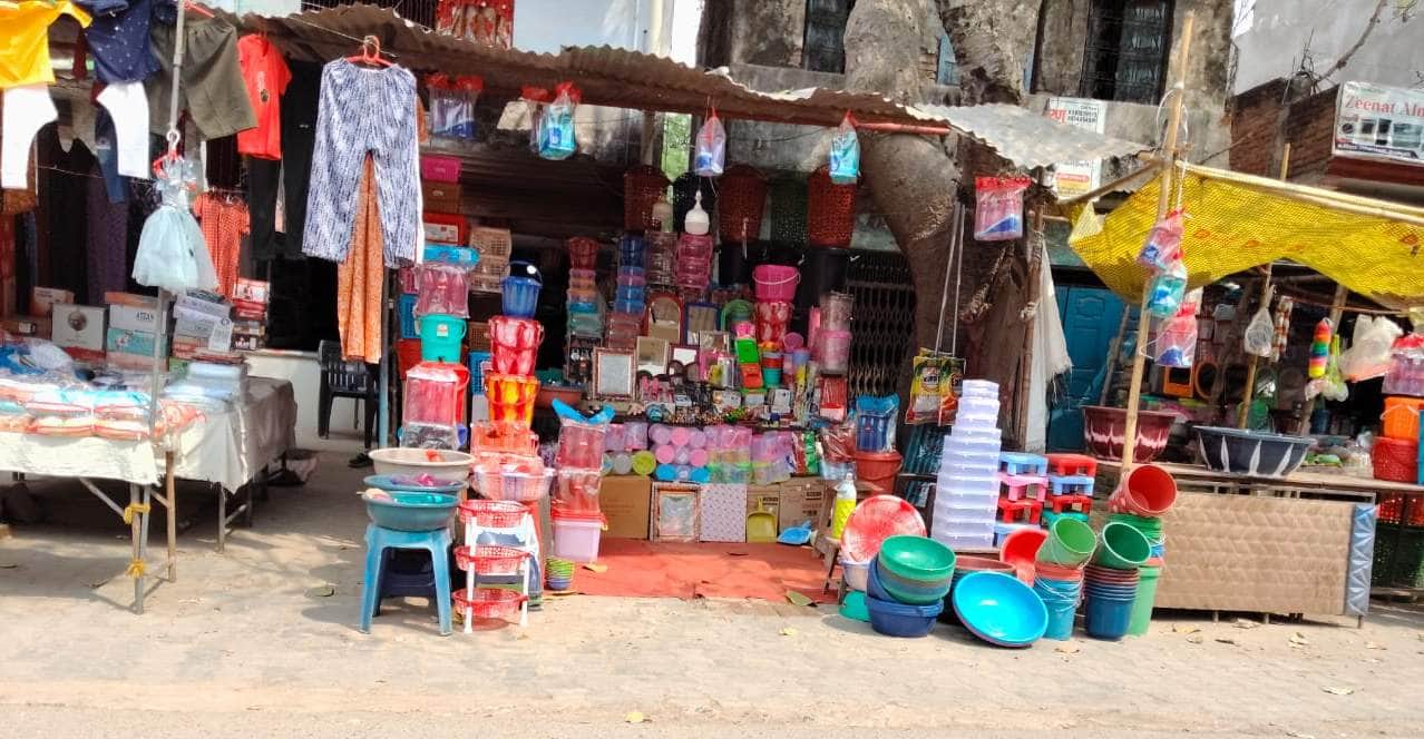 शहर में प्लास्टिक उत्पाद की दुकान। संवाद