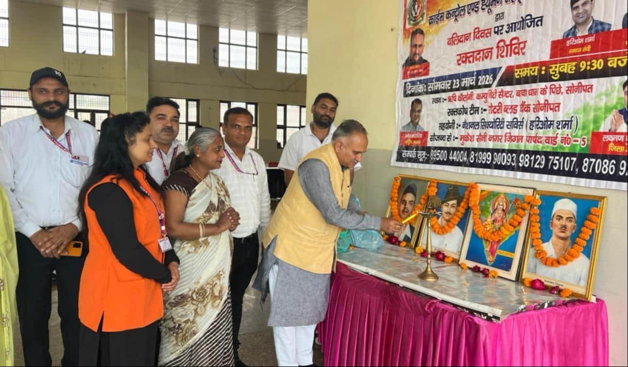 शहीद भगत सिंह, राजगुरु व सुखदेव के चित्र पर पुष्प अर्पित करते निवर्तमान मेयर राजीव जैन। स्रोत :