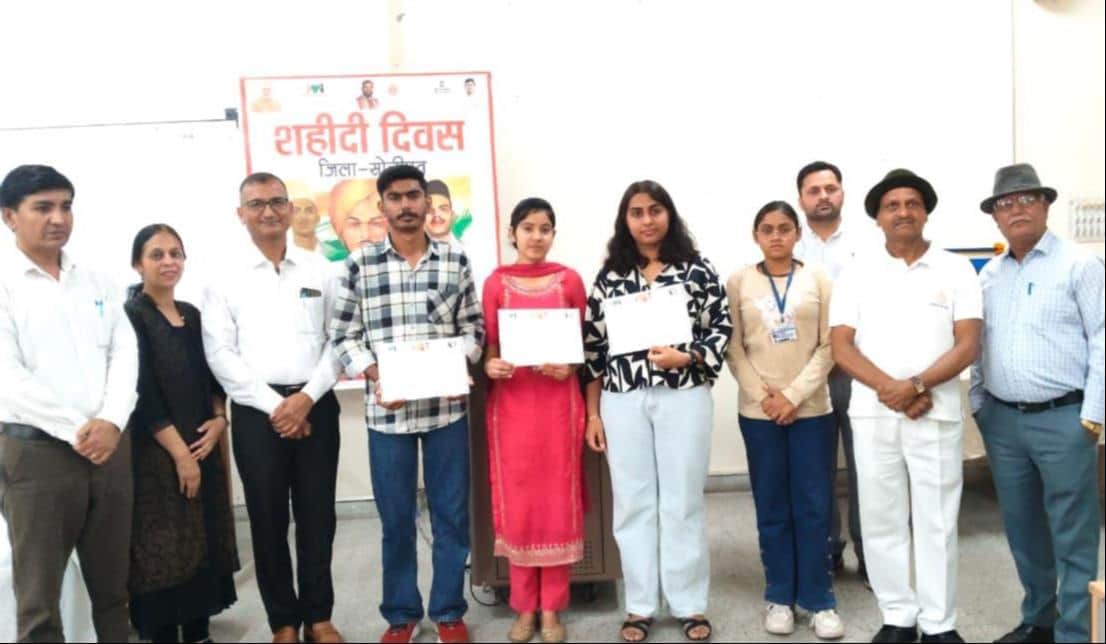 शहीदी दिवस पर आयोजित भाषण प्रतियागिता के विजेता प्रतिभागी प्रमाण पत्र के साथ। स्रोत : संस्थान
