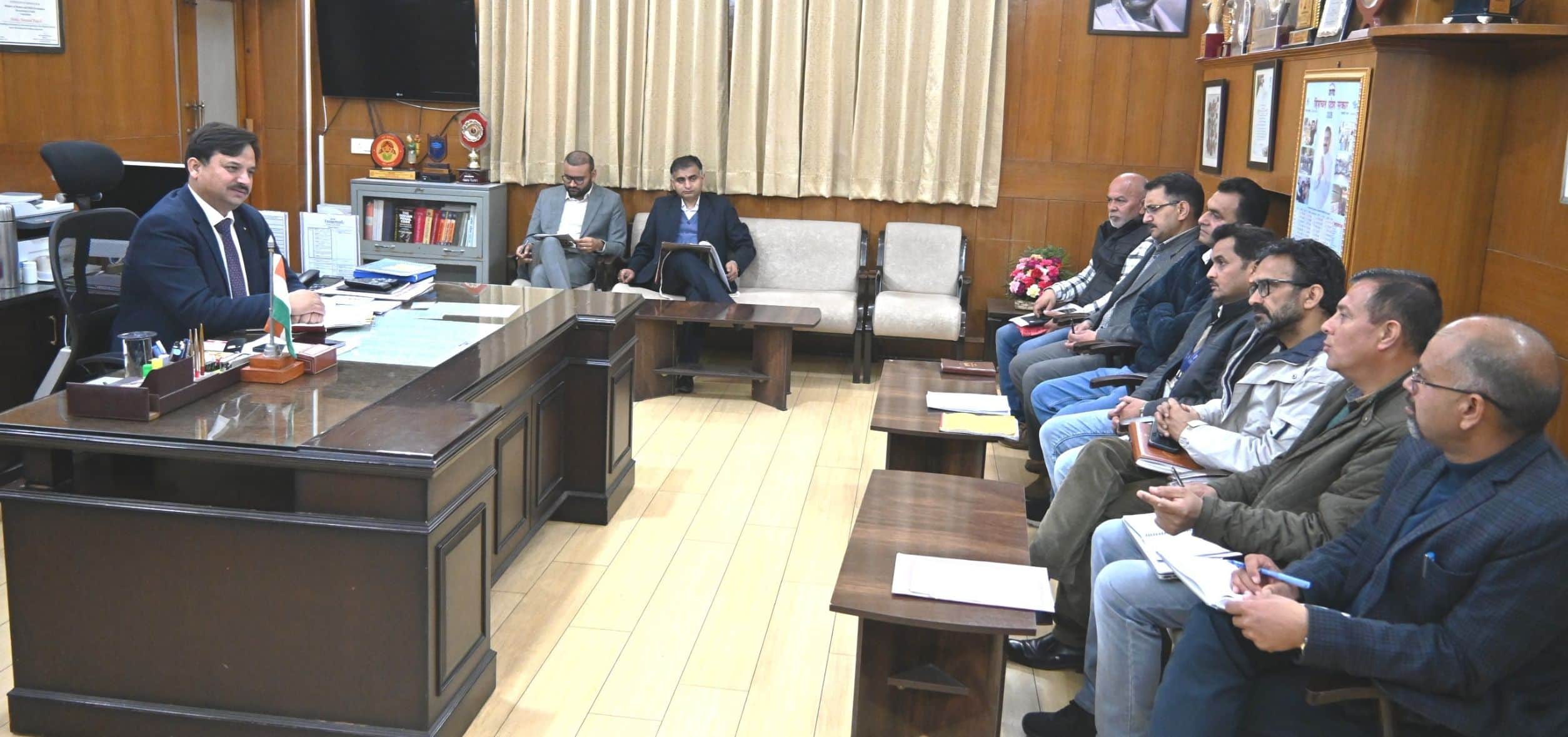 शिमला में टेलीकॉम कंपनियों के प्रतिनिधियों के साथ चर्चा करते उपायुक्त अमित कश्यप। स्रोत : डीपीआ