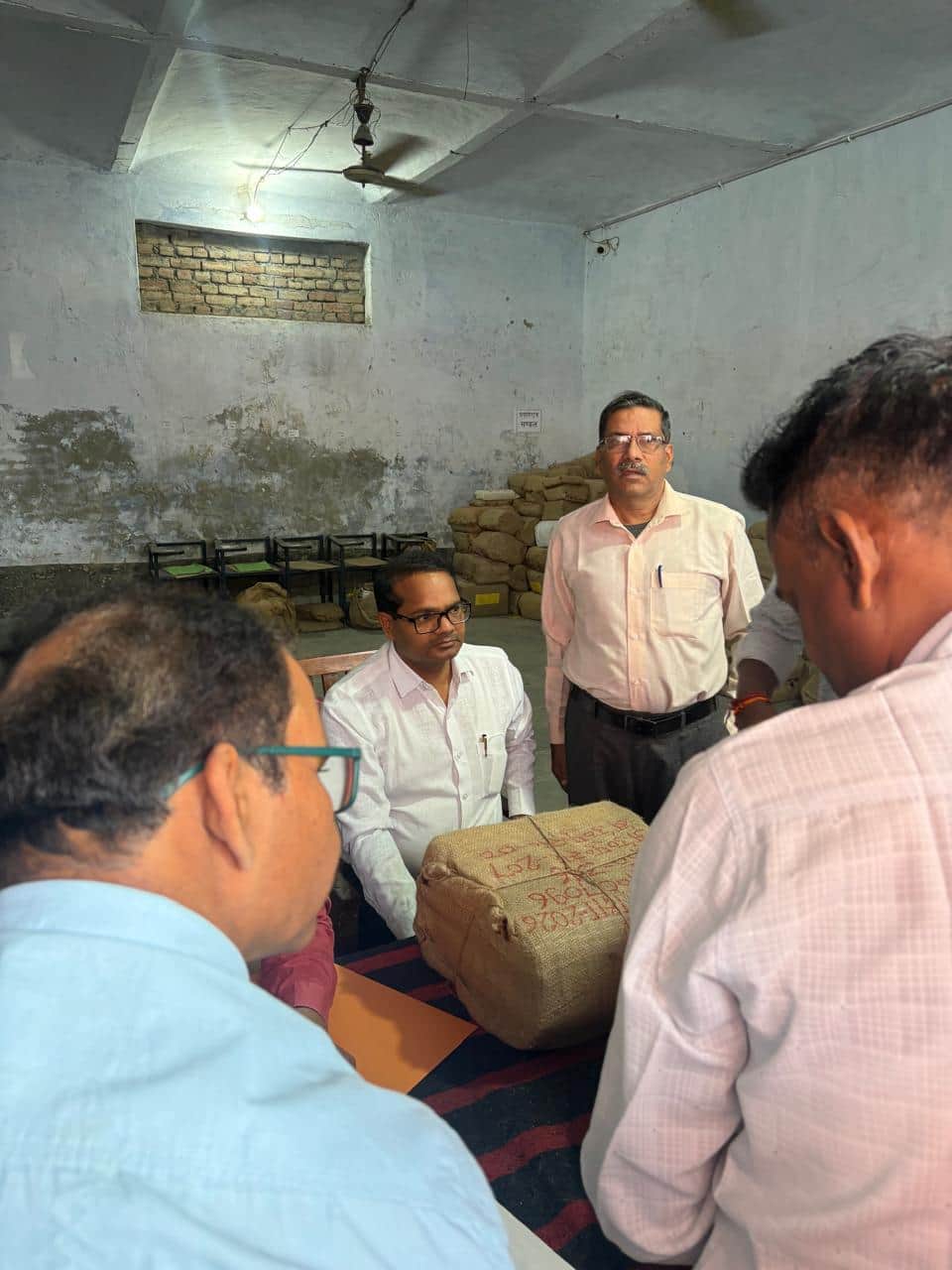 श्री गांधी स्मारक इंटर कॉलेज में उत्तर पुस्तिका के मूल्यांकन का निरीक्षण करते जिला विद्यालय निर