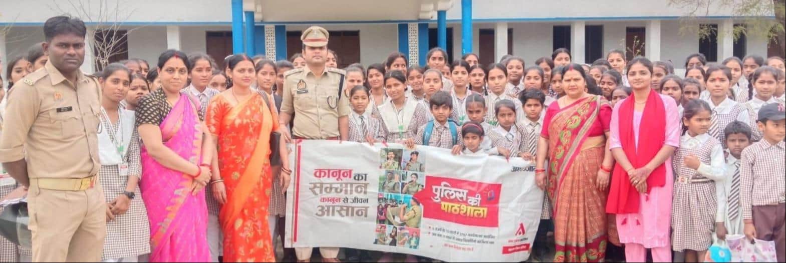 शीतला प्रसाद सिंह कन्या इंटर कॉलेज बेलसर में अमर उजाला के पुलिस पाठशाला में सीओ डॉ. उमेश्वर प्र