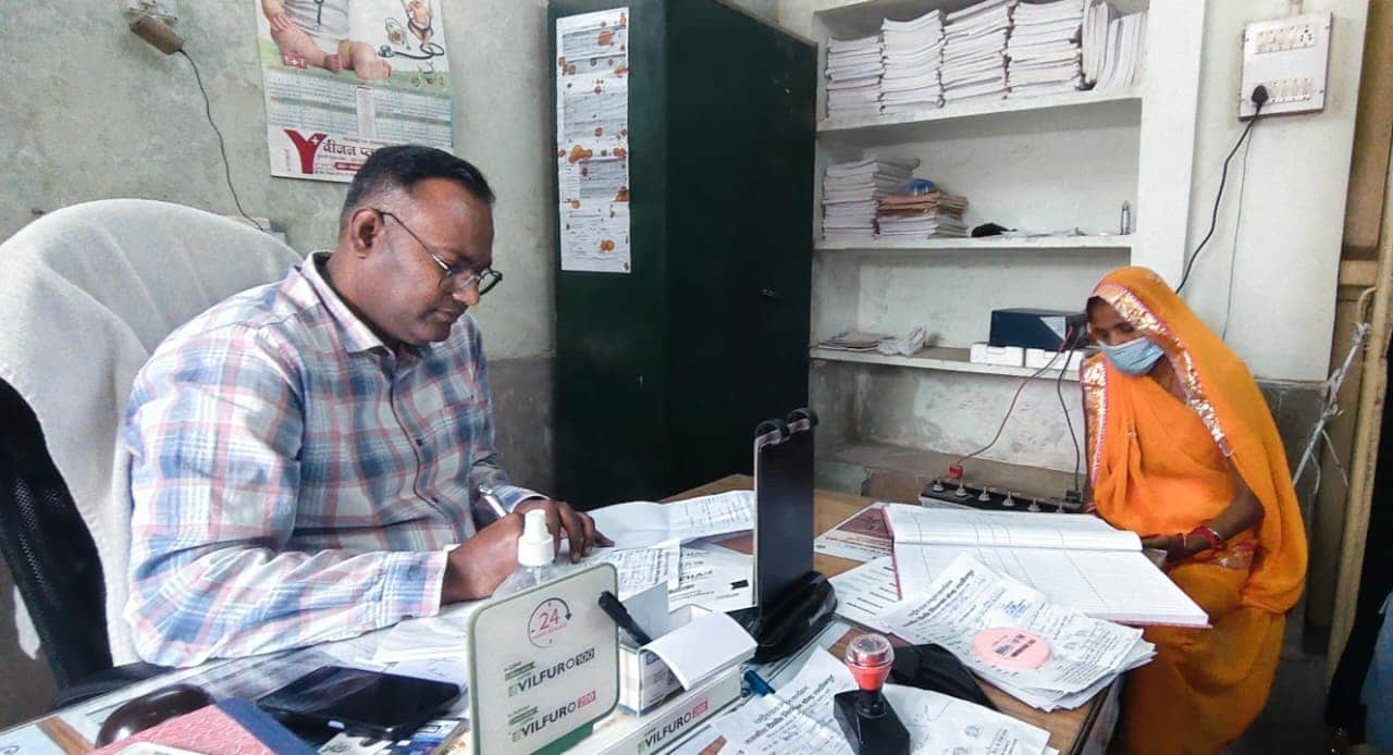 टीबी अस्पताल में मरीजों की जांच करते चिकित्सक। संवाद