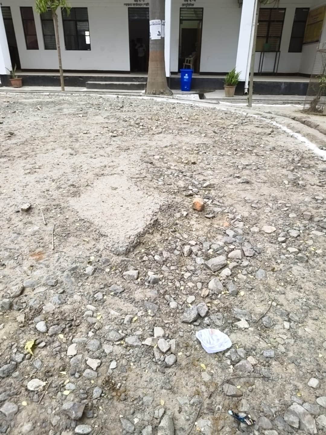 तहसील परिसर की कंकड़ीली रास्ता। संवाद