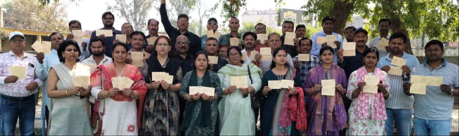 टीईटी की अनिवार्यता के विरोध में पोस्टकार्ड भेजकर विरोध करते शिक्षक। स्रोत शिक्षक