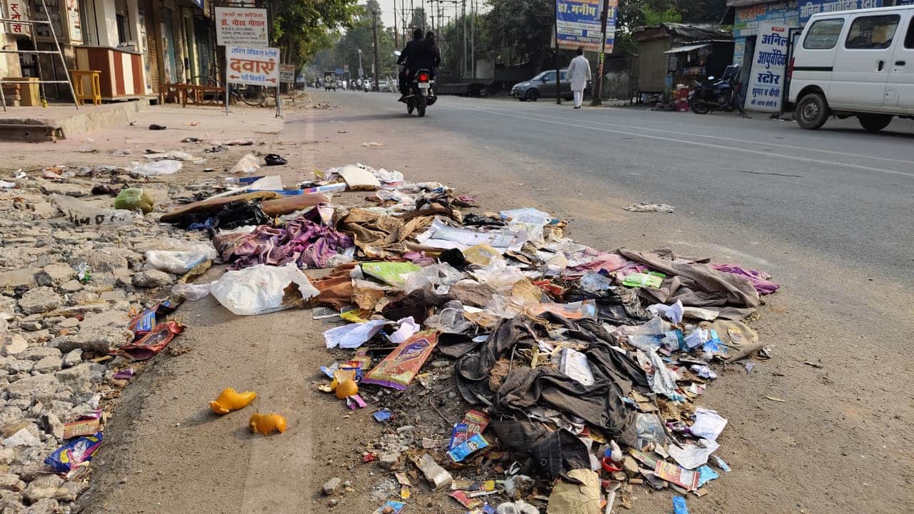 टैक्सी स्टैंड वाले मार्ग पर सड़क तक फैला कूड़ा। संवाद