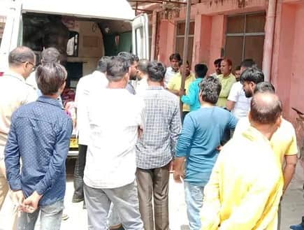 तिखमपुर में देवरानी-जेठानी विवाद हुई घायल महिला को देखने की उमड़ी भीड़।वीडियो ग्रैब