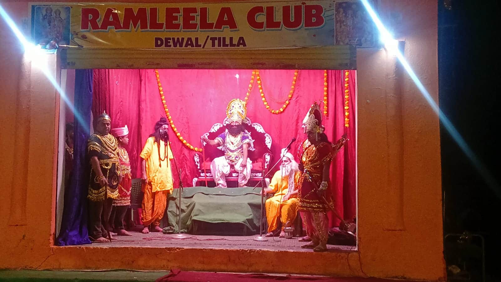 टिल्ला देवल गांव में रामलीला का मंचन करते कलाकार। स्रोत रामलीला कमेटी।