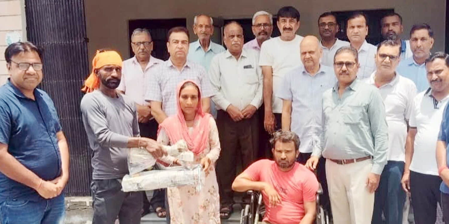 ट्राइ साईकिल भेंट करते हुए भारत विकास परिषद के सदस्य। स्त्रोत- प्रवक्ता