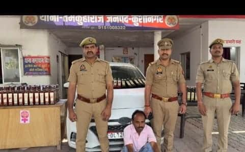 तस्कर और बरामद अंग्रेजी शराब के साथ तमकुहीराज पुलिस। सोशल मीडिया