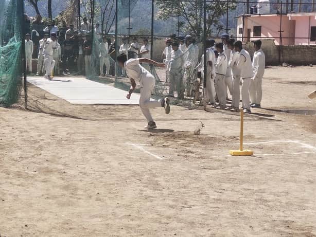 ठोडो मैदान में रविवार को अंडर–16 क्रिकेट ट्रायल के दौरान गेंद फेंकता गेंदबाज और खेलता बल्लेबाज।