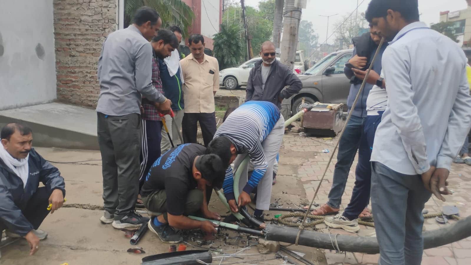 दिल्ली रोड पर हुए बिजली के फॉल्ट को सही करते विद्युत कर्मी। संवाद