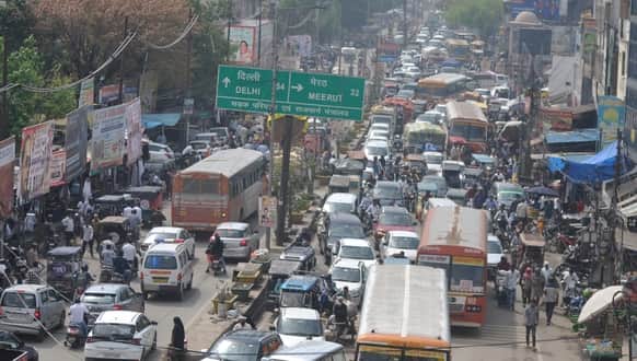 दिल्ली रोड पर लगे जाम में फंसी एम्बुलेंस।संवाद