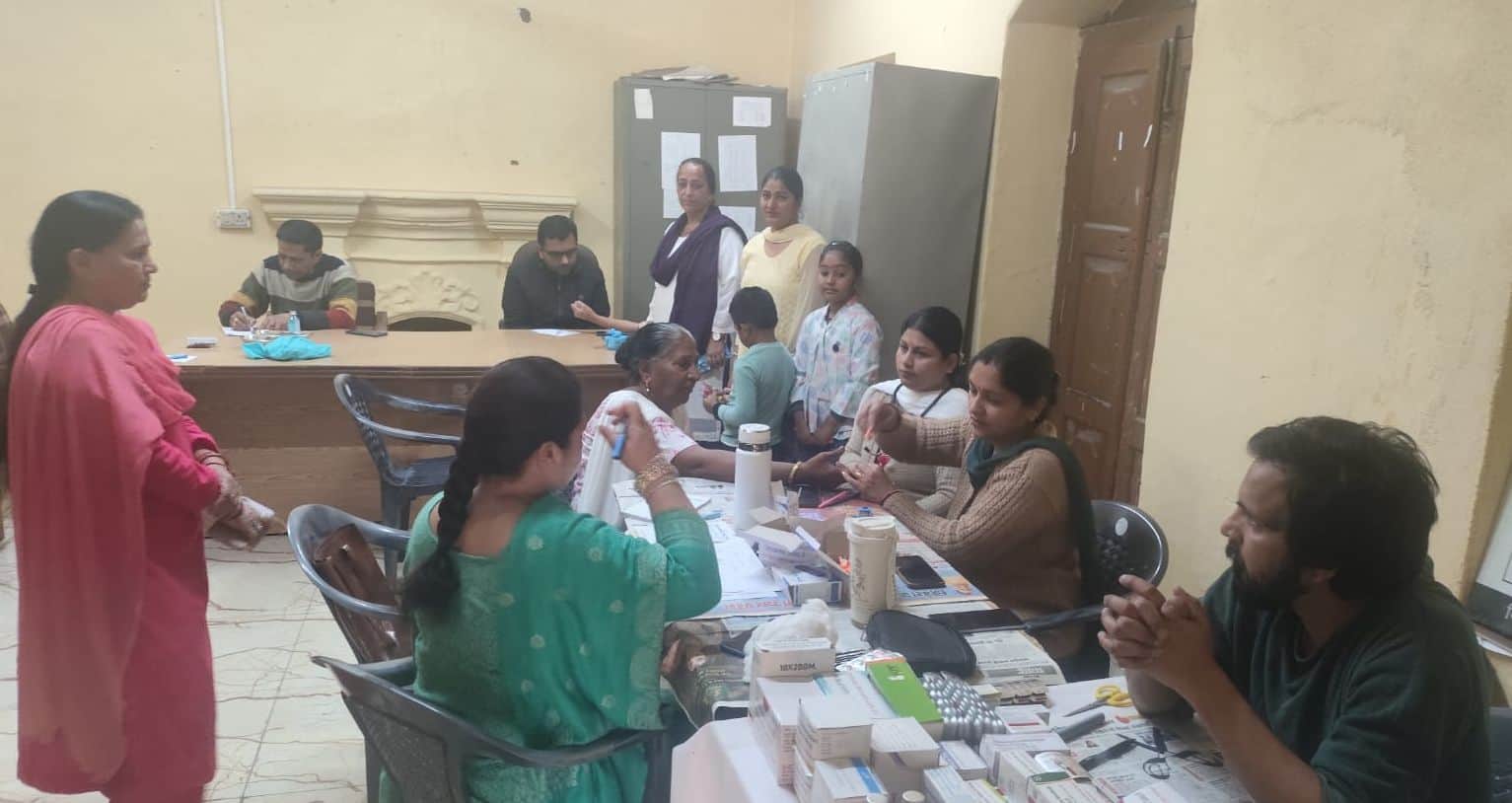 ददाहू में आयोजित शिविर में स्वास्थ्य जांच करवाते लोग। संवाद