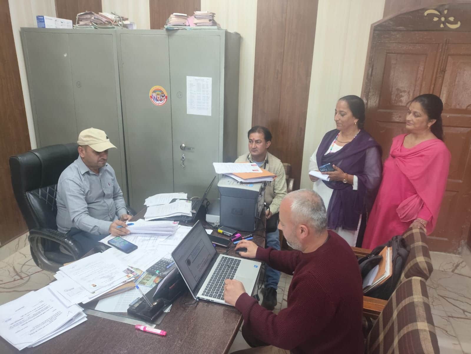 ददाहू में नए मत बनाने के लिए आवेदन करती महिलाएं। संवाद