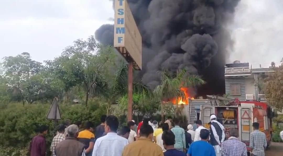 धौलाना में फेक्टरी के अंदर लगी आग को बुझाते दमकल कर्मी। स्रोत वीडियो ग्रैब